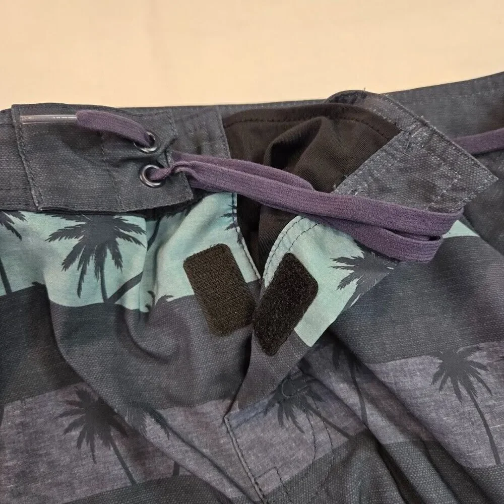 Travis Mathew Board Shorts Men's Size 40 Blue Striped‎ Palm Trees Swim Trunks
